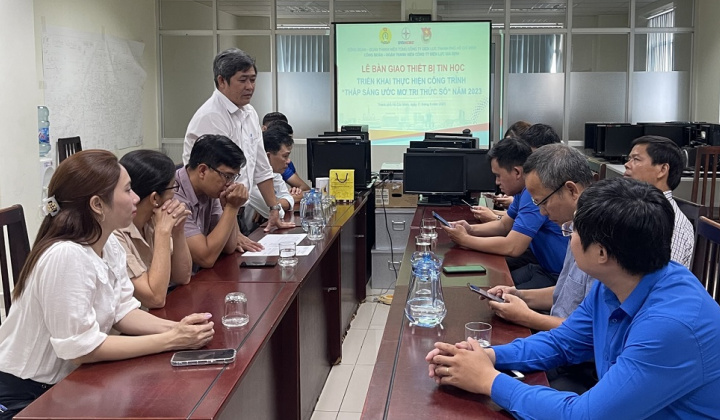 Điện lực Gia Định ủng hộ thiết bị tin học cho công trình “Thắp sáng ước mơ tri thức số”