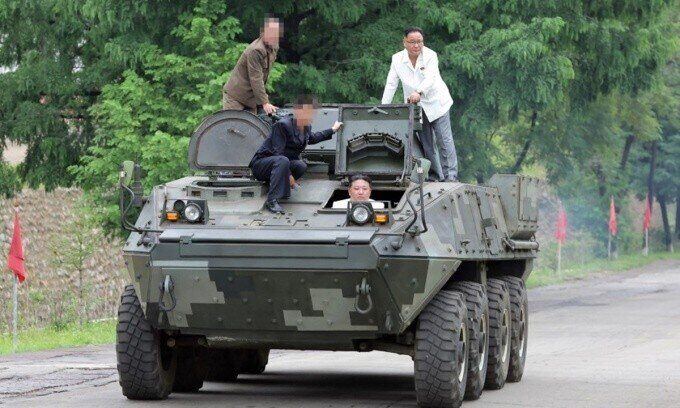 Quốc tế nổi bật: Ông Kim Jong-un đích thân lái xe chiến đấu đa năng