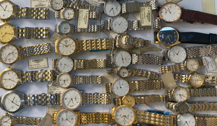 QLTT Kiên Giang chuyển vụ buôn bán đồng hồ đeo tay giả mạo nhãn hiệu sang Cơ quan Cảnh sát điều tra