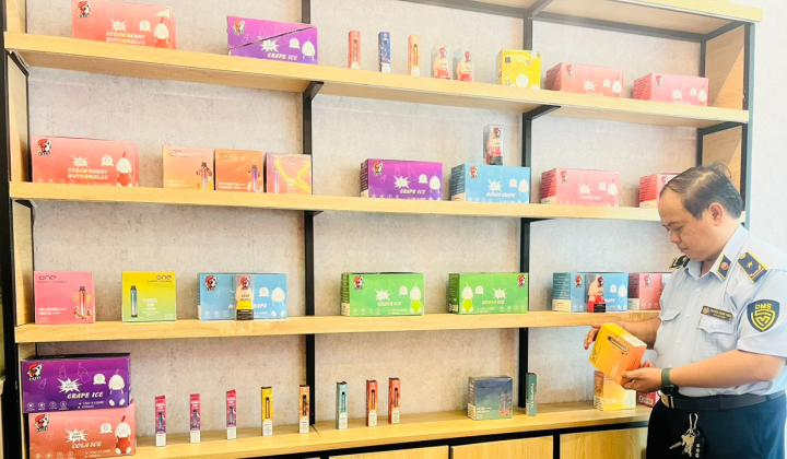 Thu giữ trên 300 sản phẩm thuốc lá điện tử và tinh dầu dùng cho thuốc lá điện tử tại TP. Hồ Chí Minh