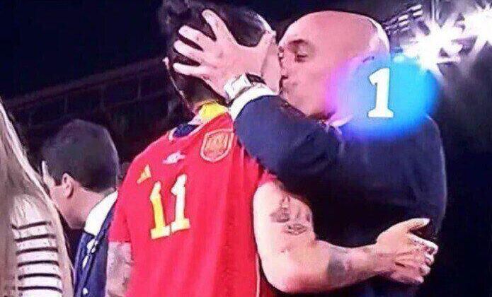 Chủ tịch LĐBĐ Tây Ban Nha bị chỉ trích vì hôn môi nữ cầu thủ Jennifer Hermoso