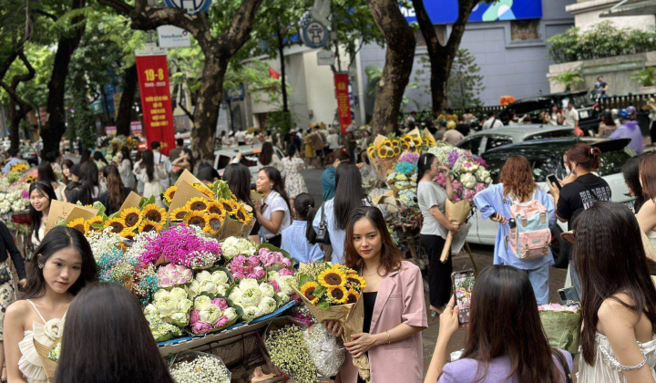 Cuối tuần "checkin" cùng những xe hoa rực rỡ trên phố đẹp nhất Hà Nội