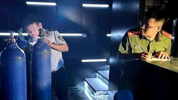 Phát hiện một cơ sở kinh doanh cất giấu nhiều bình "khí cười” tại quận Tây Hồ