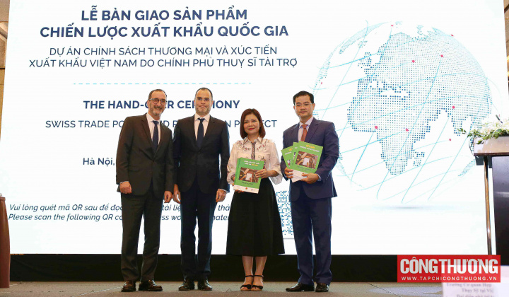 Bàn giao Báo cáo nghiên cứu về Chiến lược thúc đẩy xuất khẩu hàng hóa cho các ngành và lĩnh vực ưu tiên