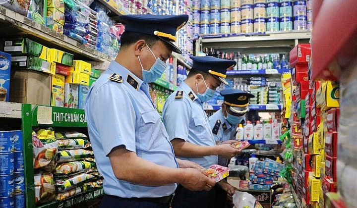 Bảo vệ người tiêu dùng qua hai góc độ