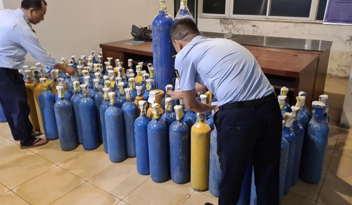 Hà Nội: Xử lý 2 vụ kinh doanh "khí cười" N2O không rõ nguồn gốc