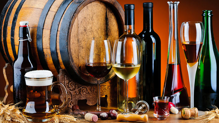 Người Việt cần biết quy định tuổi uống rượu hợp pháp ở các nước khi đi du lịch