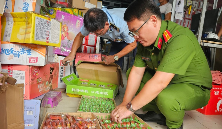 QLTT Hà Nội tạm giữ hơn 4.000 sản phẩm thực phẩm nghi nhập lậu