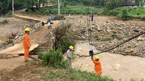 EVNNPC sớm cấp điện trở lại cho các huyện gặp sự cố mất điện do mưa giông, sạt lở đất