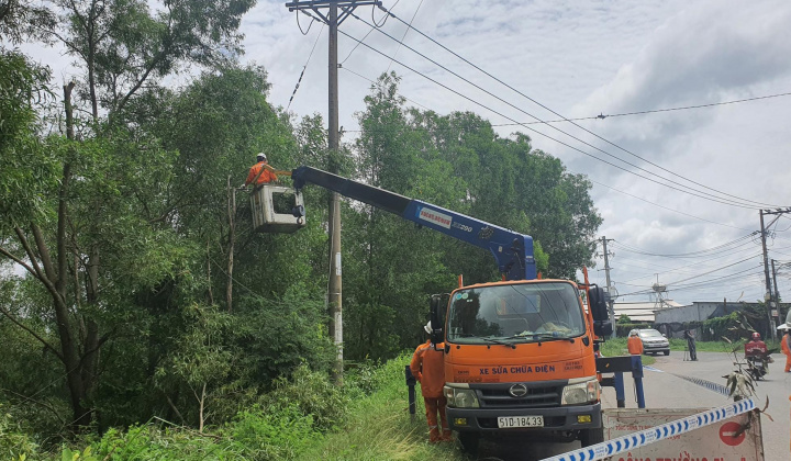 Điện lực TP. Hồ Chí Minh nỗ lực cấp điện an toàn liên tục trong mùa mưa