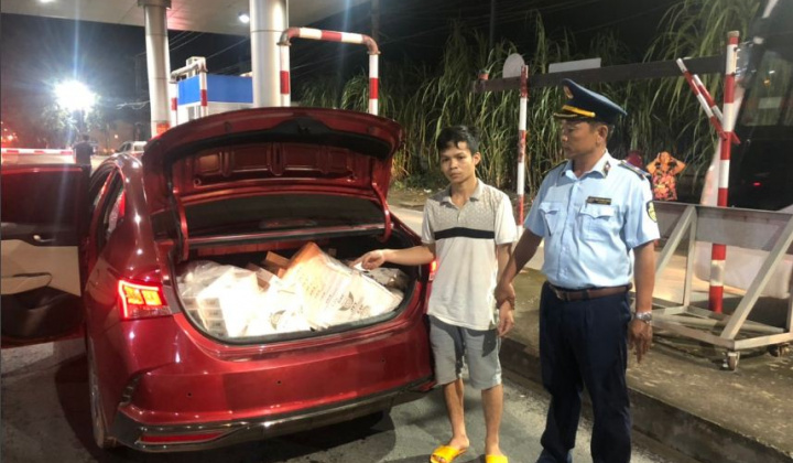 QLTT Long An bắt đối tượng vận chuyển gần 10.000 bao thuốc lá nhập lậu