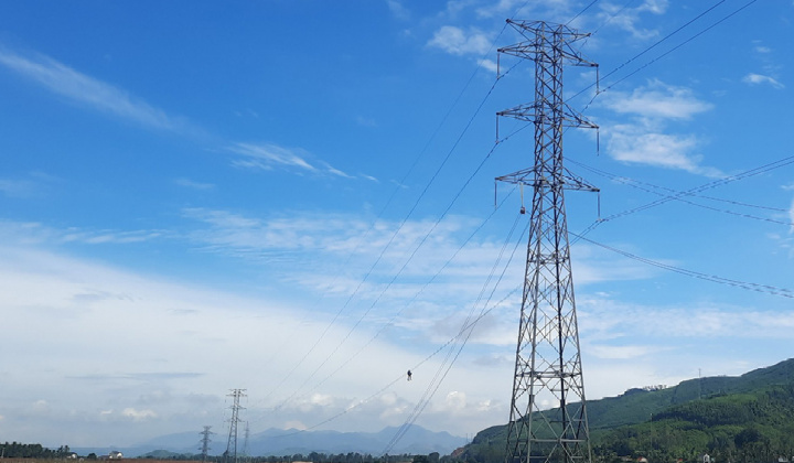 Đóng điện mạch 2 đường dây 220 kV Dốc Sỏi - Quảng Ngãi
