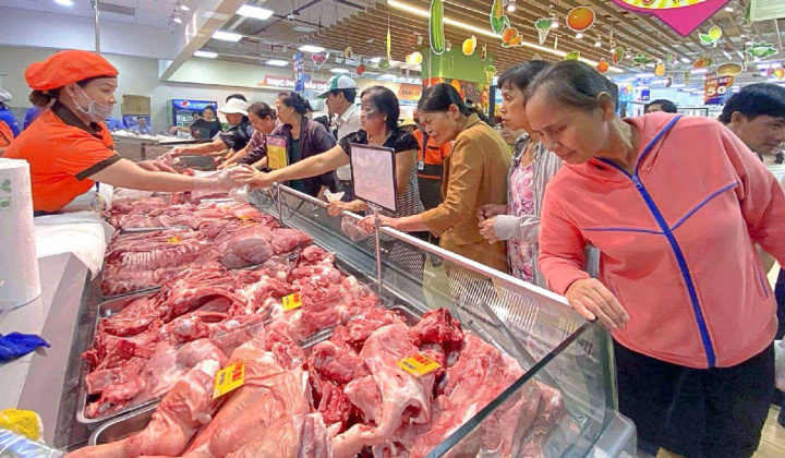 Giá heo hơi hôm nay 12/9: Giảm nhẹ ở một số nơi, giá heo xuất chuồng Việt Nam cao thứ 2 thế giới