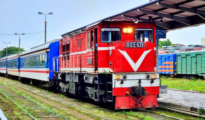 Khách hàng đi tàu có thể mua đặc sản giao tận "chỗ ngồi" bằng QR code