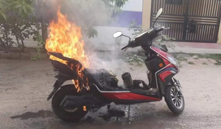 Sử dụng không đúng cách, pin lithium bị ví “quả bom di động” trên xe điện