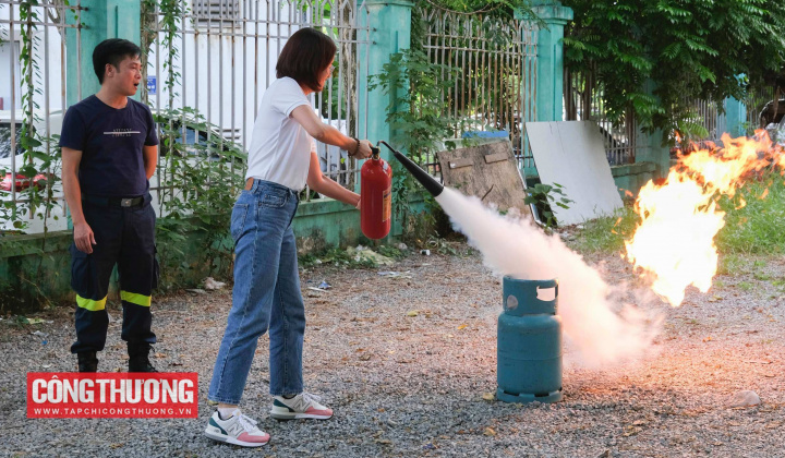 [TIN ẢNH] Nâng cao kỹ năng phòng cháy chữa cháy cho toàn thể cán bộ phóng viên, người lao động Tạp chí Công Thương