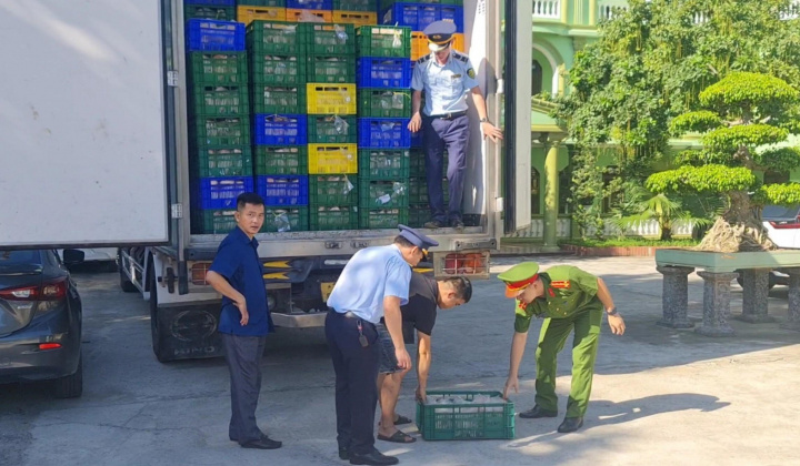 Cao Bằng, Nghệ An thu giữ gần 9 tấn thực phẩm đã bốc mùi đang trên đường đi tiêu thụ