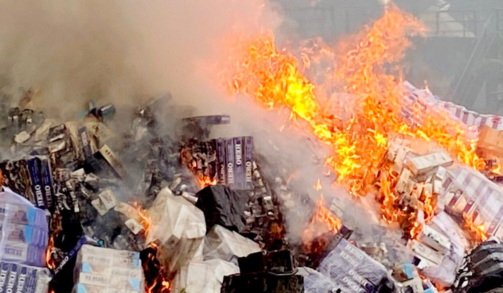 Quản lý thị trường Kiên Giang tiêu hủy hơn 9.000 bao thuốc lá nhập lậu
