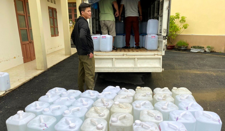 Quản lý thị trường Bắc Kạn phát hiện 1.880 lít rượu trắng không dán tem rượu sản xuất