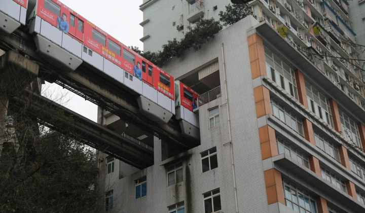 Ga tàu điện chạy “xuyên thủng” nhà 19 tầng độc nhất thế giới