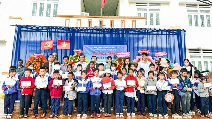 Thủy điện Đồng Nai trao học bổng cho hàng trăm học sinh nghèo, học giỏi