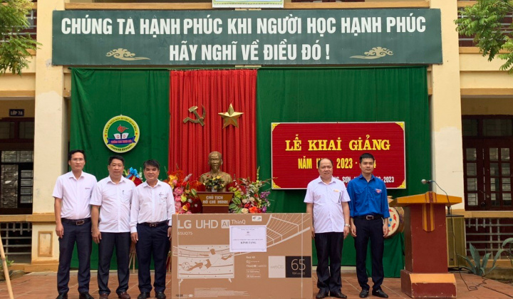 Thủy điện Trung Sơn hỗ trợ các trường tại xã Trung Sơn dịp khai giảng năm học mới