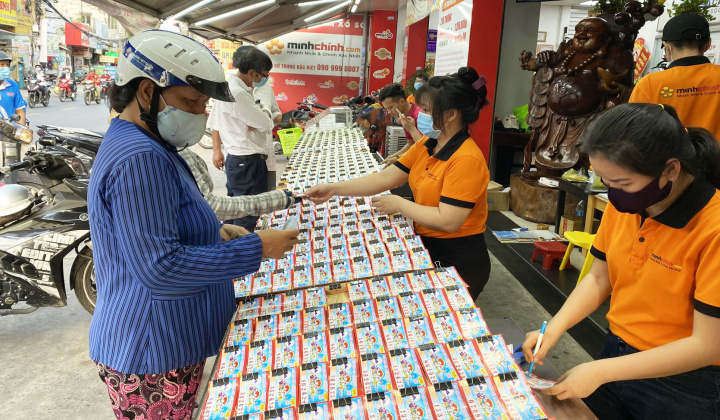 Bộ Tài chính nói gì về ý kiến “không quản lý được thì cấm” mua bán xổ số online, mua hộ vé số?