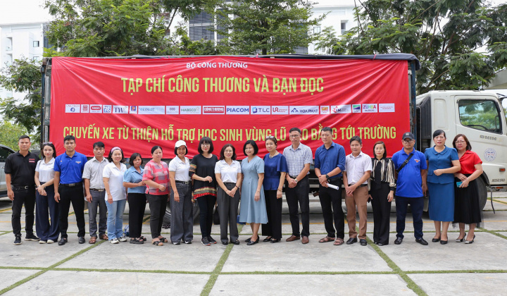 Chương trình từ thiện "Hỗ trợ học sinh vùng lũ Cao Bằng tới trường"