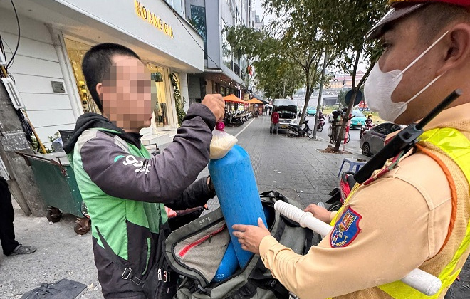 Bắt giữ đối tượng vận chuyển khí cười tại Hà Nội