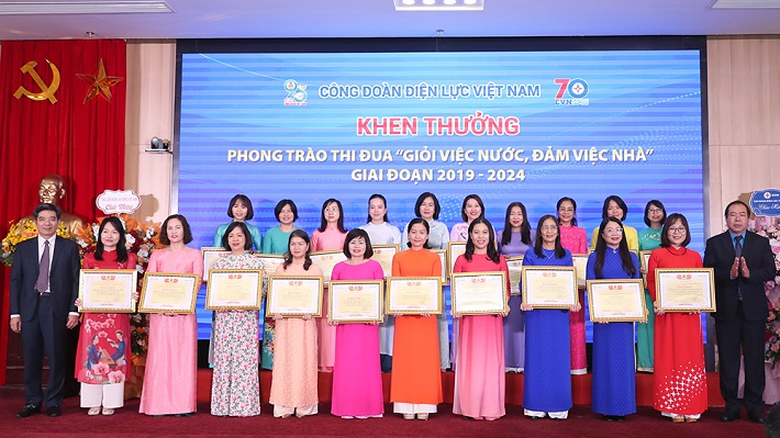 EVNNPT - 1 tập thể 6 cá nhân được Công đoàn Điện lực Việt Nam khen thưởng tại Lễ Tổng kết phong trào thi đua giỏi việc nước, đảm việc nhà giai đoạn 2019-2024