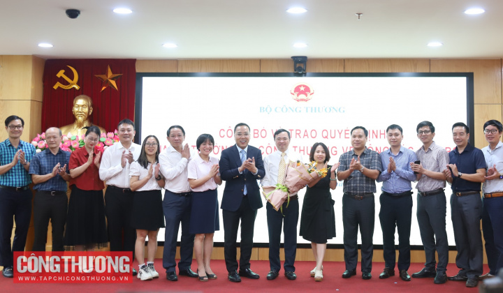 Trao quyết định bổ nhiệm Phó Vụ trưởng Vụ Dầu khí và Than