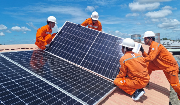 Chính phủ khuyến khích phát triển điện mặt trời mái nhà tự sản xuất, tự tiêu thụ
