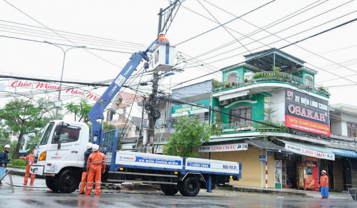 Cấp điện trở lại cho hơn 500.000 khách hàng miền Trung - Tây Nguyên bị mất điện do bão Trà Mi