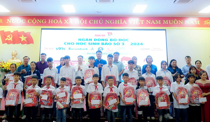 Nhân viên Sacombank ủng hộ 1 ngày lương giúp đồng bào vượt thiên tai