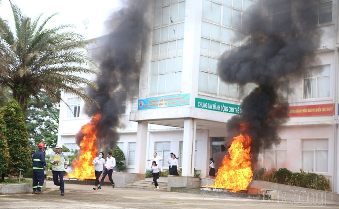 Thực tập phương án chữa cháy, cứu hộ tại Công ty Nhôm Đắk Nông