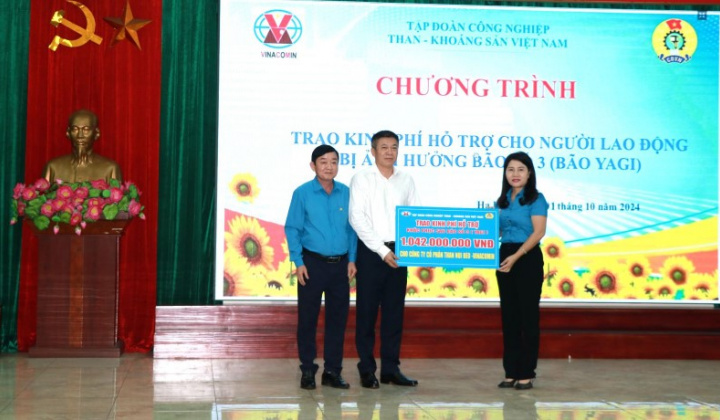 TKV trao kinh phí hỗ trợ cho người lao động bị ảnh hưởng bão số 3 (YAGI)