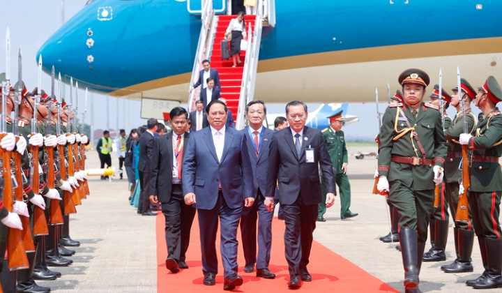 Thủ tướng Phạm Minh Chính và Đoàn đại biểu Việt Nam tới Lào tham dự Hội nghị Cấp cao ASEAN