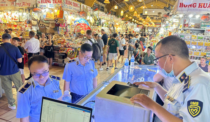 Phát hiện nhiều vi phạm trong kinh doanh hàng hóa tại chợ Bến Thành