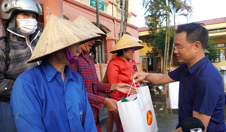 Bí thư Tỉnh uỷ Quảng Bình Lê Ngọc Quang thăm hỏi người dân vùng lũ