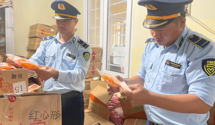 Quản lý thị trường Quảng Trị: Phát hiện, thu giữ gần 2 tấn thực phẩm không rõ nguồn gốc