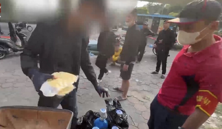 Công an Hà Nội bắt quả tang nam thanh niên vận chuyển trái phép bình “khí cười”