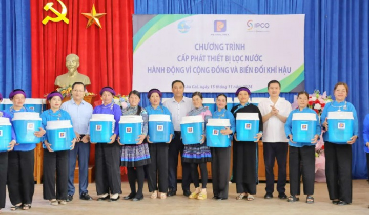 Petrolimex trao tặng bình lọc nước cho người dân huyện Bắc Hà và Bảo Yên tỉnh Lào Cai