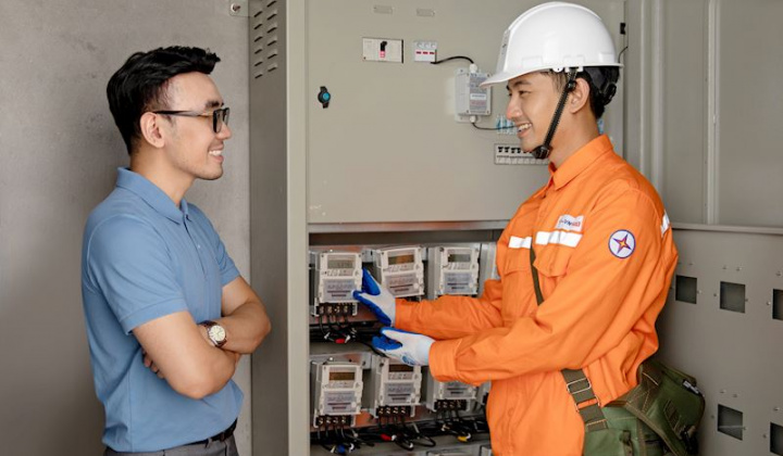 EVNHANOI lắp đặt 100% công tơ điện tử đo xa cho khách hàng sử dụng điện