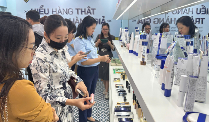 Đến 62 Tràng Tiền để biết cách phân biệt hàng thật - hàng giả