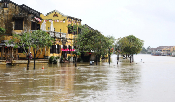 Thủ tướng chỉ đạo chủ động ứng phó, khắc phục nhanh hậu quả mưa lũ ở Trung Bộ