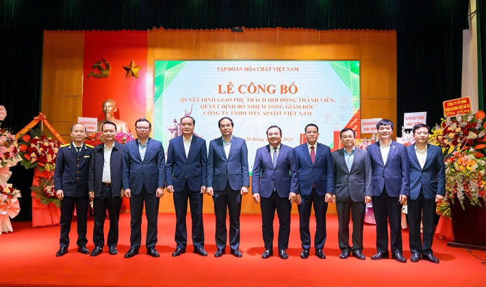 Trao quyết định phụ trách HĐTV và Tổng Giám đốc Apatit Việt Nam