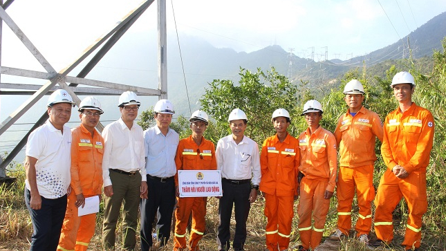 Công đoàn Tổng công ty Truyền tải điện Quốc gia thăm hỏi người lao động sau bão số 6