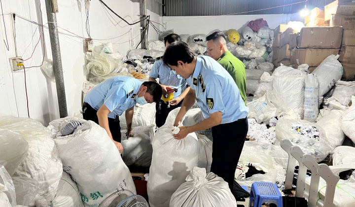 Hà Nội phát hiện hai cơ sở sản xuất tất giả mạo nhãn hiệu Adidas, Puma, Uniqlo và Tommy Hilfiger