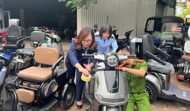 Cơ quan chức năng triệt phá điểm kinh doanh xe điện vi phạm tại Gia Lâm