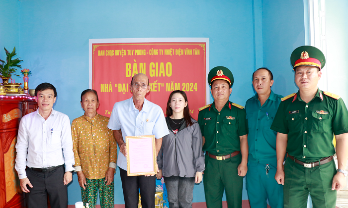 Công ty Nhiệt điện Vĩnh Tân bàn giao nhà Đại đoàn kết